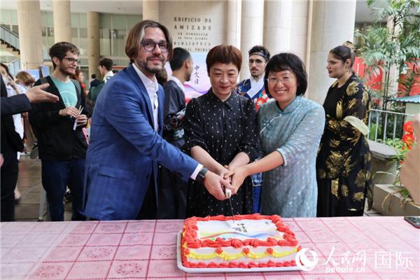 活動現(xiàn)場，田敏總領(lǐng)事與里約天主教大學孔子學院中外方院長共同切蛋糕祝賀中文日活動成功舉辦。人民網(wǎng)記者時元皓 攝