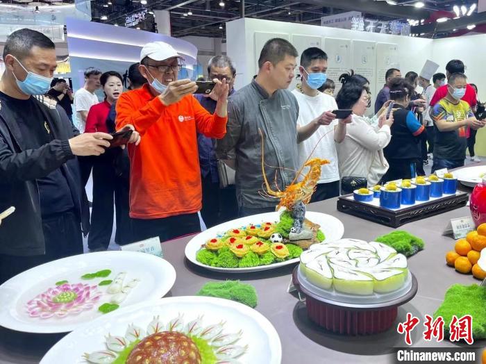 游客對展品充滿興趣。　汪軼文 攝