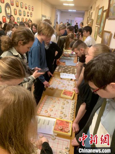 4月21日，莫斯科國立語言大學(xué)孔子學(xué)院附屬中學(xué)舉辦“國際中文日”活動(dòng)，學(xué)生們學(xué)習(xí)中國象棋。　莫斯科國立語言大學(xué)孔子學(xué)院 供圖