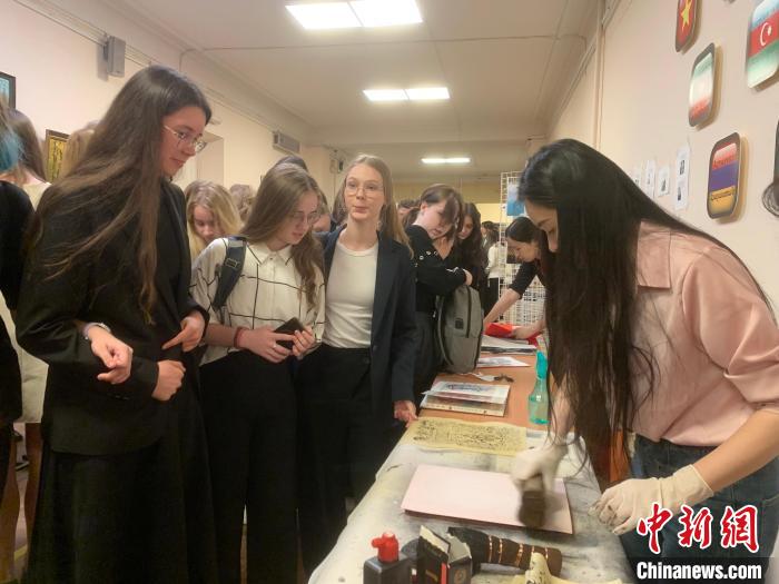 4月21日，莫斯科國立語言大學(xué)孔子學(xué)院附屬中學(xué)舉辦“國際中文日”活動(dòng)，學(xué)生們體驗(yàn)雕版印刷。　莫斯科國立語言大學(xué)孔子學(xué)院 供圖