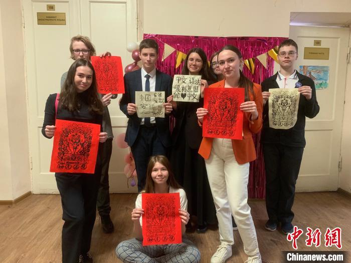 4月21日，莫斯科國立語言大學(xué)孔子學(xué)院附屬中學(xué)舉辦“國際中文日”活動(dòng)，學(xué)生們展示自己的學(xué)習(xí)成果。　莫斯科國立語言大學(xué)孔子學(xué)院 供圖