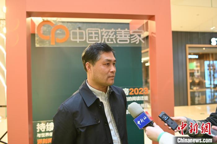 薛濤接受采訪?！∮诤Ｑ?攝