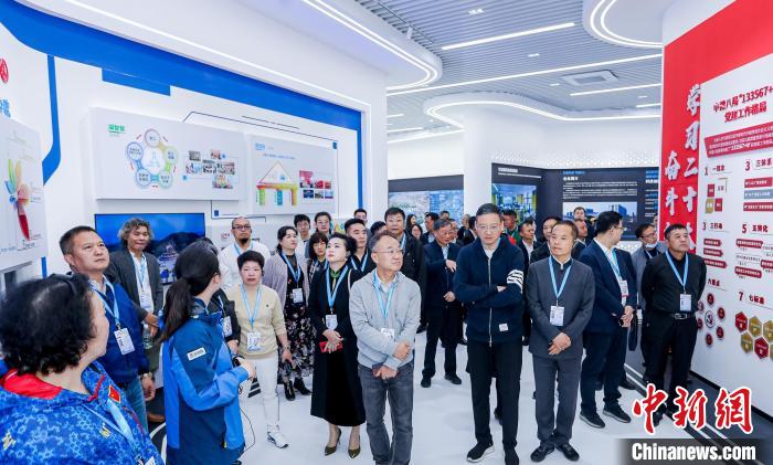 僑商、僑胞們考察金漪湖科創(chuàng)智造平臺(tái)重大基礎(chǔ)設(shè)施項(xiàng)目。　主辦方供圖