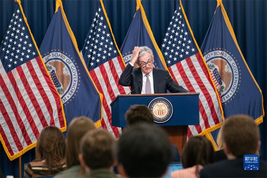 5月3日，美國聯(lián)邦儲備委員會主席鮑威爾在華盛頓出席新聞發(fā)布會。美國聯(lián)邦儲備委員會3日結(jié)束為期兩天的貨幣政策會議，宣布再次將聯(lián)邦基金利率目標(biāo)區(qū)間上調(diào)25個基點(diǎn)到5%至5.25%之間。新華社記者劉杰攝
