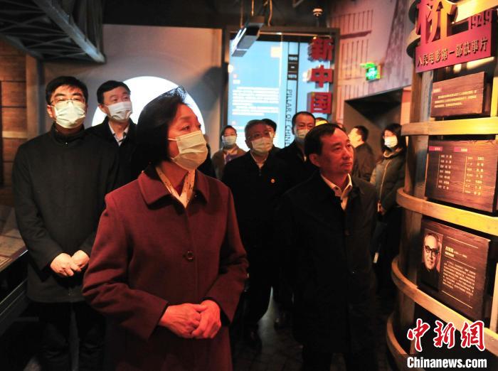 臺盟中央主席蘇輝近日率調研組赴吉林開展重點考察調研。圖為在長影舊址博物館考察吉林特色文化產業(yè)發(fā)展。　高龍安 攝