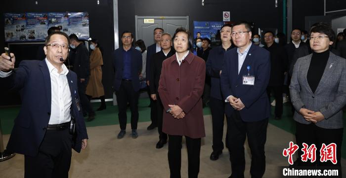 臺盟中央主席蘇輝近日率調研組赴吉林、遼寧開展重點考察調研。圖為在中航工業(yè)沈陽飛機設計研究所調研?！∨_盟中央供圖