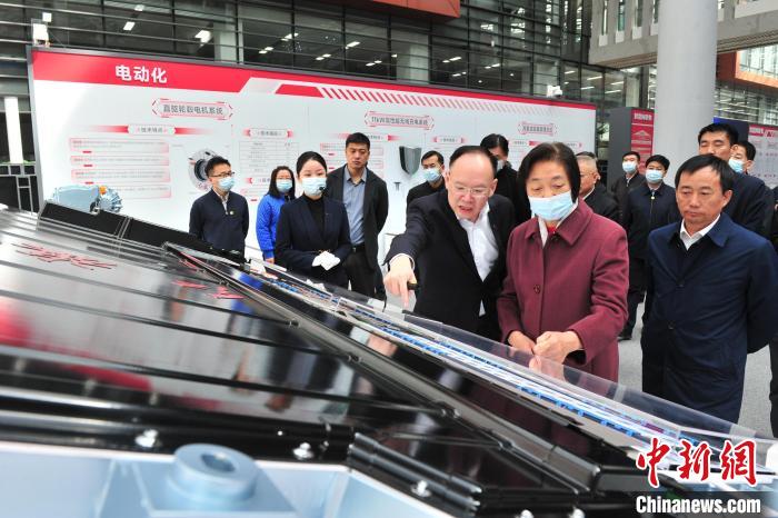 臺盟中央主席蘇輝近日率調研組赴吉林開展重點考察調研。圖為在中國第一汽車集團有限公司調研?！「啐埌?攝