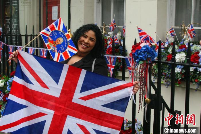 當(dāng)?shù)貢r間5月6日，英國國王查爾斯三世的加冕儀式舉行。圖為前往觀禮區(qū)的民眾?！埰?攝