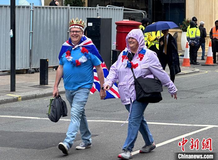 當(dāng)?shù)貢r間5月6日，英國國王查爾斯三世的加冕儀式舉行。圖為前往觀禮區(qū)的民眾?！W陽開宇 攝