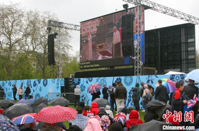 當(dāng)?shù)貢r間5月6日，英國國王查爾斯三世的加冕儀式舉行。民眾雨中觀看儀式?！W陽開宇 攝