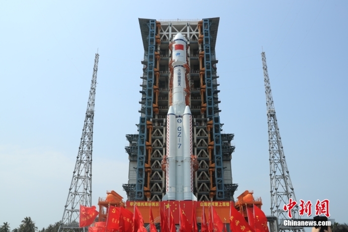 圖為轉(zhuǎn)運(yùn)現(xiàn)場(chǎng)。攝影 邱立軍 黃國(guó)暢