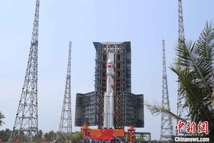 北京時(shí)間5月7日，天舟六號貨運(yùn)飛船與長征七號遙七運(yùn)載火箭組合體垂直轉(zhuǎn)運(yùn)至發(fā)射區(qū)。　邱立軍 黃國暢 攝