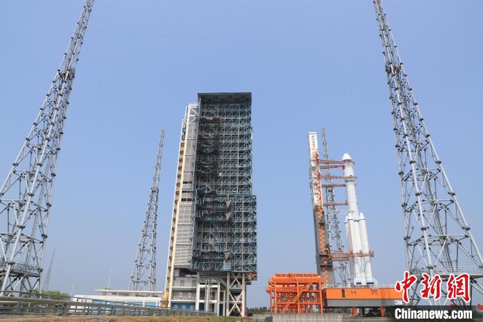 北京時(shí)間5月7日，天舟六號貨運(yùn)飛船與長征七號遙七運(yùn)載火箭組合體垂直轉(zhuǎn)運(yùn)至發(fā)射區(qū)。　邱立軍 黃國暢 攝