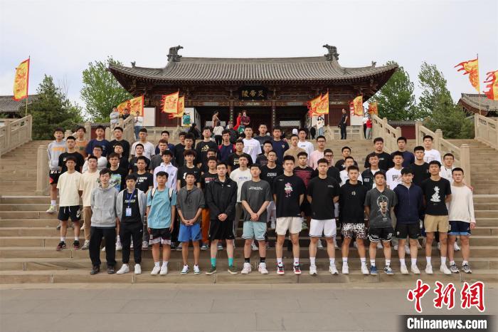 比賽結束后，兩岸學生參訪高平炎帝陵?！≈鬓k方供圖