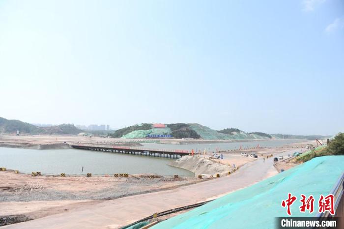 圖為平陸運(yùn)河青年樞紐工程項(xiàng)目現(xiàn)場?！×趾?攝