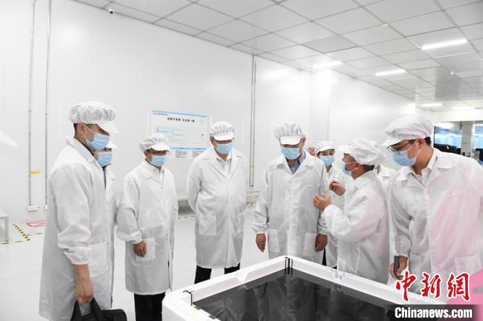 圖為蔡達(dá)峰一行在惠科電子(北海)科技產(chǎn)業(yè)園調(diào)研?！×趾?攝