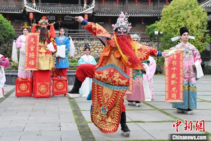 “00后”戲曲演員在楓香瑤寨表演溆浦辰河目連戲?！钊A峰 攝