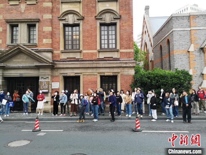 新階層人士走讀“外灘源”?！》队畋?攝