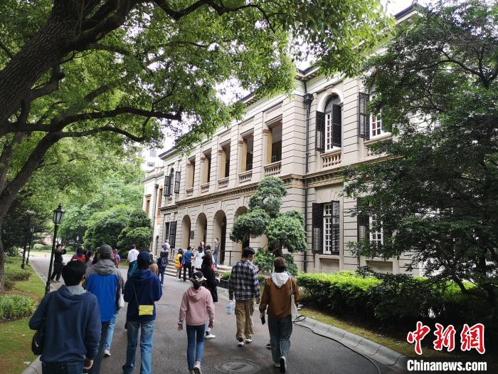 新階層人士參觀英國駐滬領(lǐng)事館?！》队畋?攝