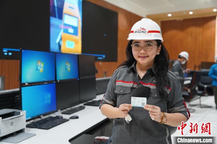 5月8日，客票系統(tǒng)負責人展示樣票。趙玅圓 攝