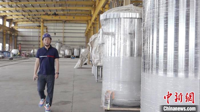 汪光典在不銹鋼罐體生產(chǎn)車間?！垈髅?攝