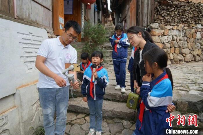 杜曉帆與該中心教師團(tuán)隊(duì)積極探索文化遺產(chǎn)方法論，深耕鄉(xiāng)村遺產(chǎn)領(lǐng)域?！?fù)旦大學(xué)國(guó)土與文化資源研究中心供圖