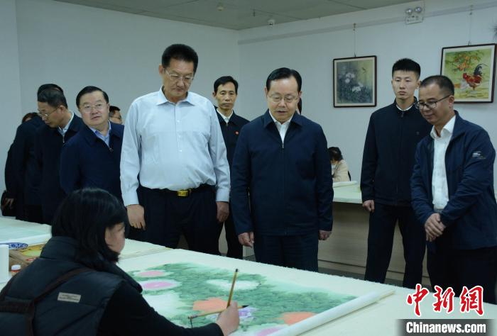 致公黨中央主席蔣作君近日率調(diào)研組赴山東開展重點(diǎn)考察調(diào)研。圖為在菏澤市巨野縣書畫院調(diào)研?！五?攝