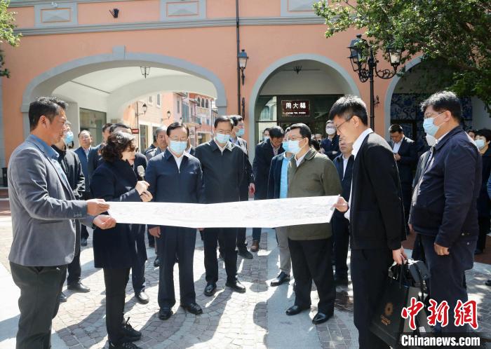 致公黨中央主席蔣作君近日率調(diào)研組赴天津開展重點(diǎn)考察調(diào)研。圖為在佛羅倫薩小鎮(zhèn)調(diào)研?！⒖∩n 攝