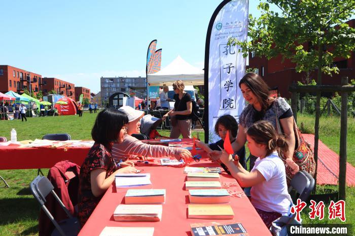 孩子們?cè)诠ぷ鞣粚W(xué)習(xí)剪紙?！◆斻肟鬃訉W(xué)院供圖