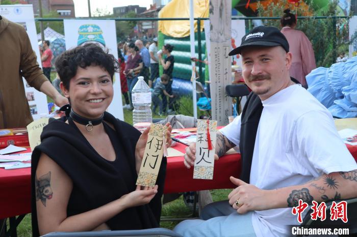 當(dāng)?shù)孛癖娫跐h字體驗(yàn)工作坊展示自己手寫的中文名書(shū)簽?！◆斻肟鬃訉W(xué)院供圖