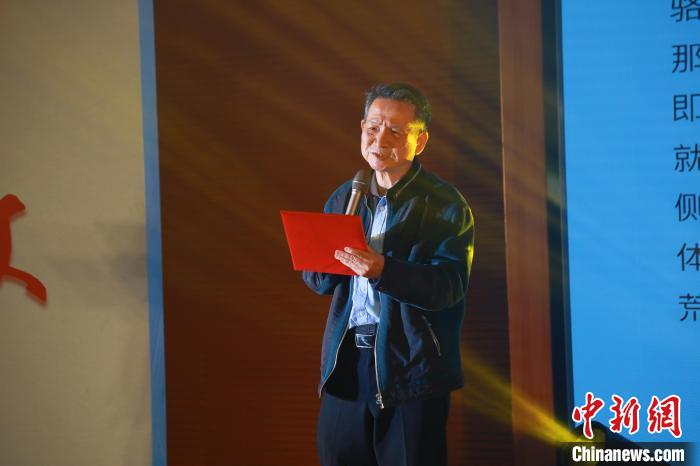 臺灣詩人白靈帶來了一首自創(chuàng)的詩歌《大戈壁》?！￠}南師范大學供圖