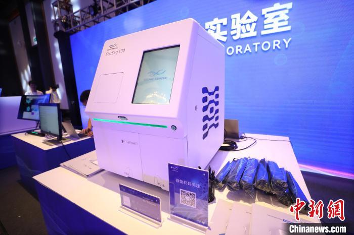 圖為發(fā)布會上展示的科技產品?！±祖I 攝