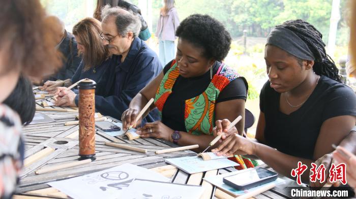 外交官們體驗嘉定竹刻。　華東師范大學供圖
