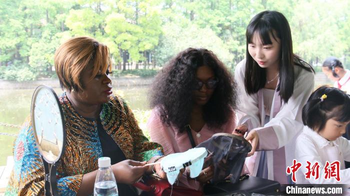 外交官們體驗做團扇?！∪A東師范大學供圖