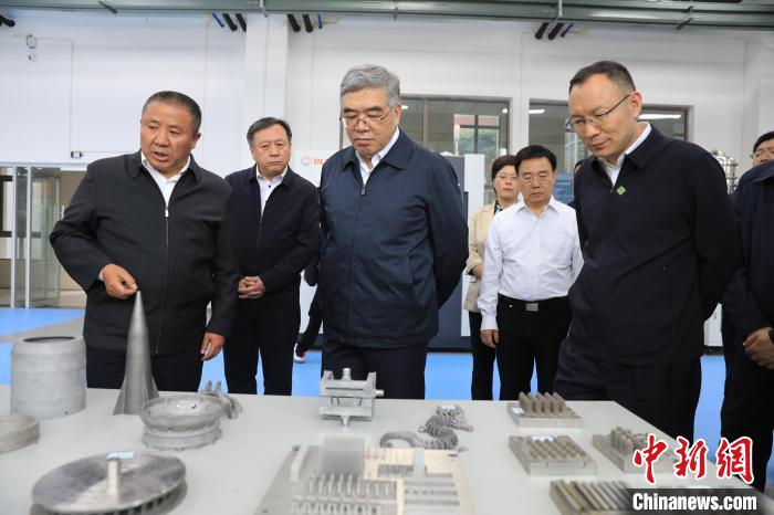 民進(jìn)中央常務(wù)副主席朱永新率調(diào)研組赴四川開展重點(diǎn)考察調(diào)研。圖為在四川工程職業(yè)技術(shù)學(xué)院考察調(diào)研?！∶襁M(jìn)中央供圖