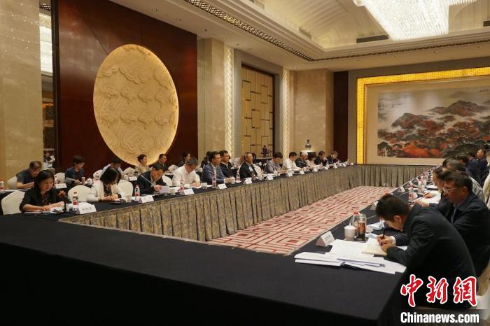 民進(jìn)中央主席蔡達(dá)峰近日率調(diào)研組赴江蘇開展重點(diǎn)考察調(diào)研。圖為在調(diào)研座談會(huì)現(xiàn)場(chǎng)。　民進(jìn)中央供圖