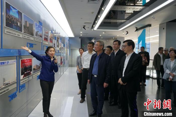 民進(jìn)中央主席蔡達(dá)峰近日率調(diào)研組赴江蘇開展重點(diǎn)考察調(diào)研。圖為在江陰實(shí)地考察雙良集團(tuán)有限公司。　孫權(quán) 攝