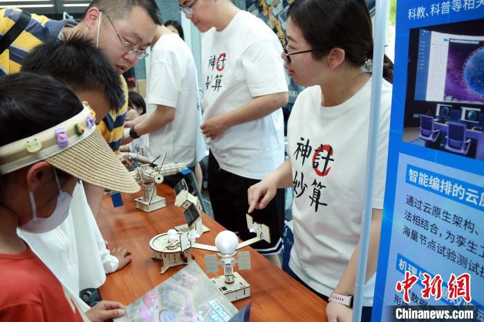 中科院計(jì)算所“神計(jì)妙算”公眾科學(xué)日活動(dòng)現(xiàn)場(chǎng)?！≈锌圃河?jì)算所 供圖