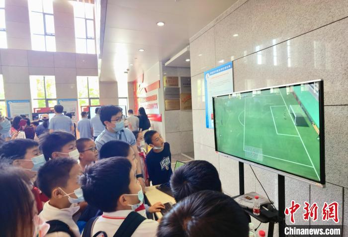 中科院自動(dòng)化所“自動(dòng)化之光”公眾科學(xué)日活動(dòng)現(xiàn)場(chǎng)?！≈锌圃鹤詣?dòng)化所 供圖