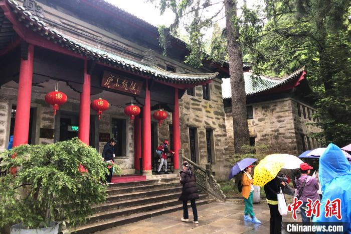 圖為在廬山抗戰(zhàn)博物館外，有不少等待參觀的游客?！蛆i泉 攝