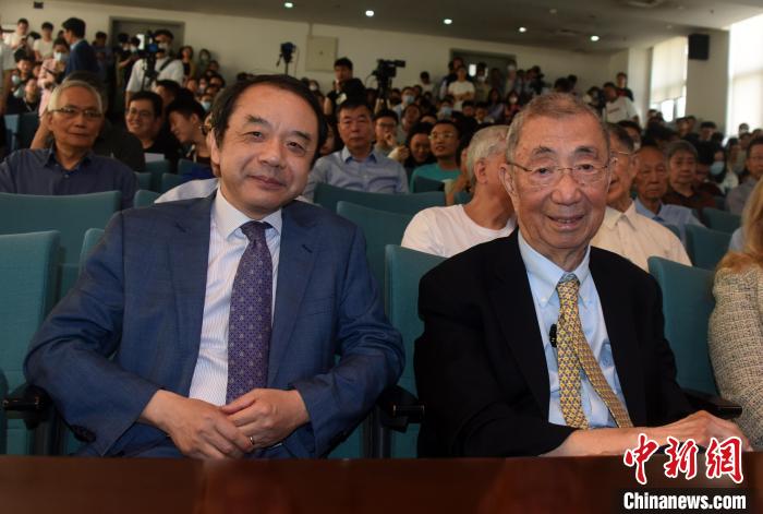 高能論壇開始前，丁肇中先生(右)與主持論壇的中科院高能所所長王貽芳院士合影。　<a target='_blank' href='/'><p  align=