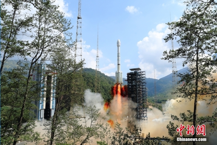 5月17日10時49分，我國在西昌衛(wèi)星發(fā)射中心用長征三號乙運載火箭，成功發(fā)射第五十六顆北斗導(dǎo)航衛(wèi)星。該衛(wèi)星屬地球靜止軌道衛(wèi)星，是我國北斗三號工程的首顆備份衛(wèi)星。入軌并完成在軌測試后，將接入北斗衛(wèi)星導(dǎo)航系統(tǒng)。此次發(fā)射是北斗三號工程高密度組網(wǎng)之后，時隔3年的首發(fā)任務(wù)。楊志遠 攝