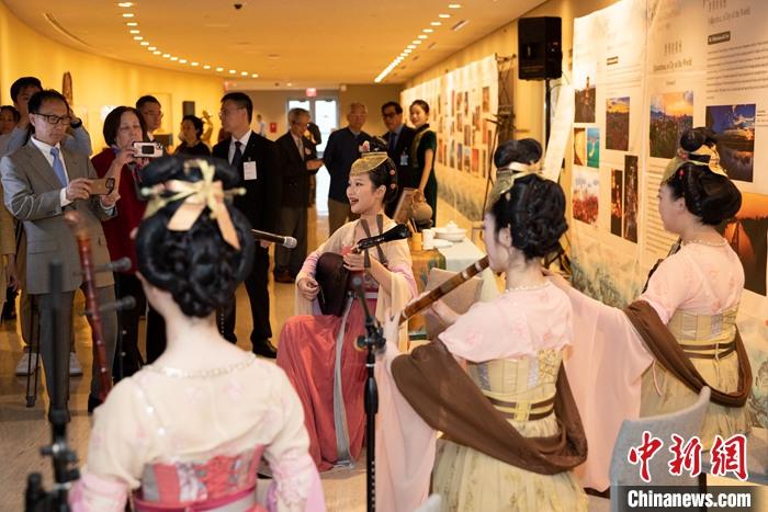 當?shù)貢r間5月19日，中國常駐聯(lián)合國代表團、中國文化和旅游部、泉州市人民政府在紐約聯(lián)合國總部聯(lián)合舉辦“茶和天下·雅集”主題展覽和招待會。圖為展覽現(xiàn)場泉州南音表演。 <a target='_blank' href='/' _fcksavedurl='/'><p  align=