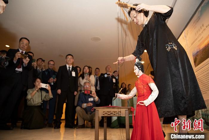 當?shù)貢r間5月19日，中國常駐聯(lián)合國代表團、中國文化和旅游部、泉州市人民政府在紐約聯(lián)合國總部聯(lián)合舉辦“茶和天下·雅集”主題展覽和招待會。圖為展覽表演泉州提線木偶寫書法。 <a target='_blank' href='/' _fcksavedurl='/'><p  align=