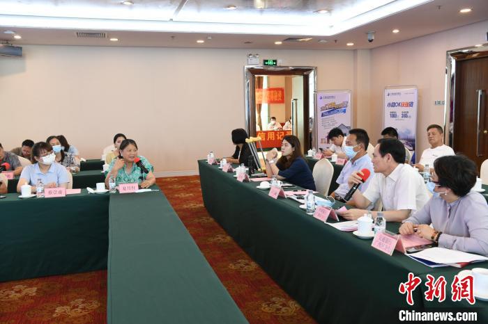 圖為中國銀行廣西分行代表在回應桂林歸義生態(tài)農業(yè)有限公司總經理夏月紅的貸款需求?！∈Y雪林 攝