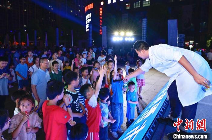 2023年鷹潭市“好奇心”科普節(jié)吸引了不少孩子踴躍參與。　主辦方 供圖