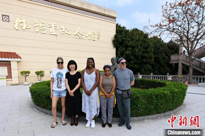 代表團(tuán)成員參訪林語(yǔ)堂紀(jì)念館?！埥鸫?攝