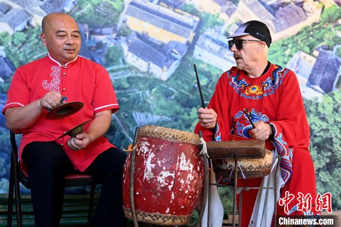 代表團(tuán)成員在漳州市南靖縣與當(dāng)?shù)孛耖g樂(lè)隊(duì)臨時(shí)組隊(duì)?！埥鸫?攝