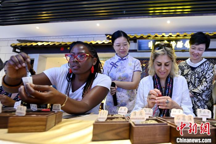 代表團(tuán)成員在片仔癀博物館內(nèi)制作中藥配方香囊?！埥鸫?攝