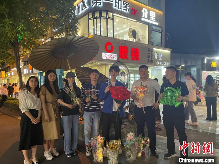 在東陽橫店，宣講團導(dǎo)師、成員與橫店演員(右三)合影。　 東陽市融媒體中心 供圖